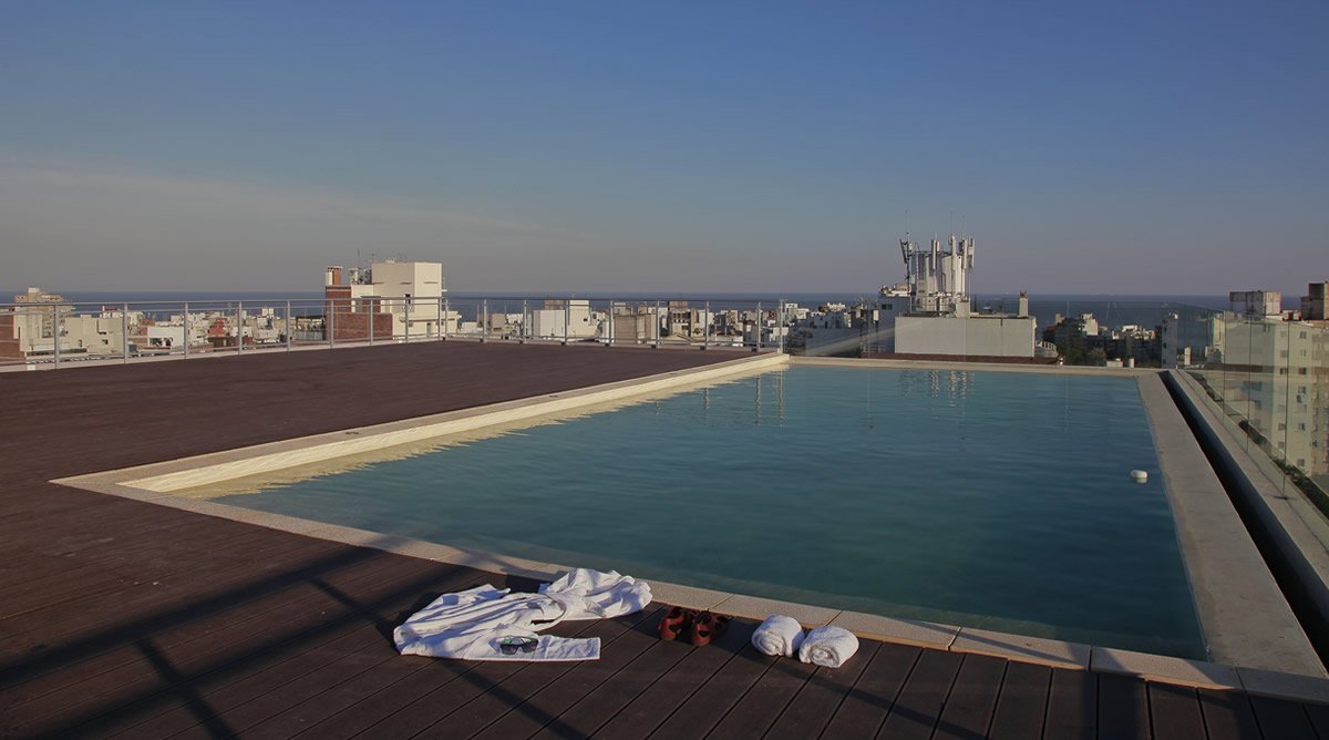 hotel con piscina rooftop montevideo